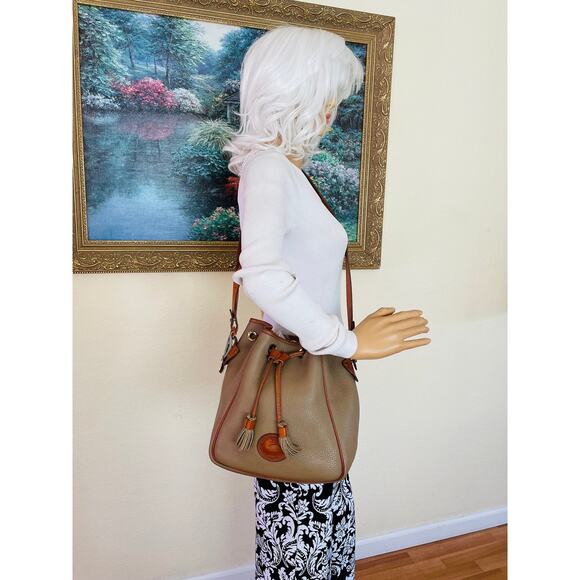 Rare Vtg Dooney and Bourke taupe AWL leather pebble bucket, duffle shoulder bag - Picture 3 of 9